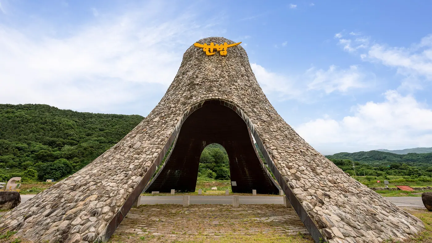초록빛이 감도는 한밤마을 산책길