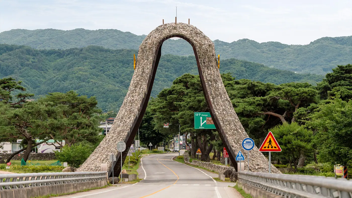한밤마을의 독특한 돌 아치