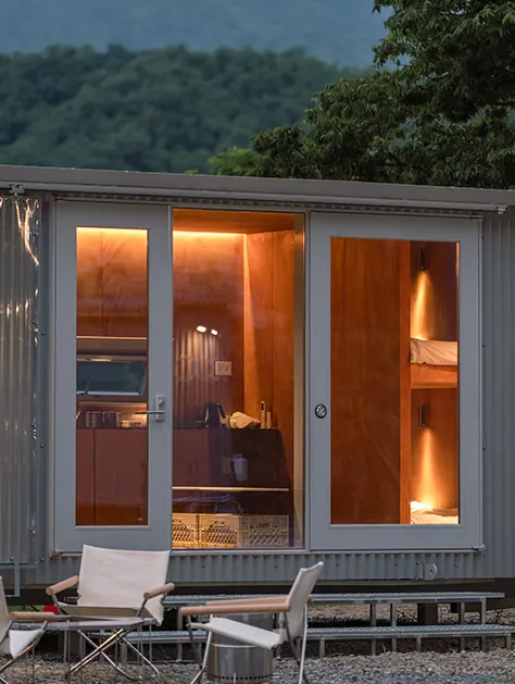 숲 앞에 놓인 Cabin B의 외관