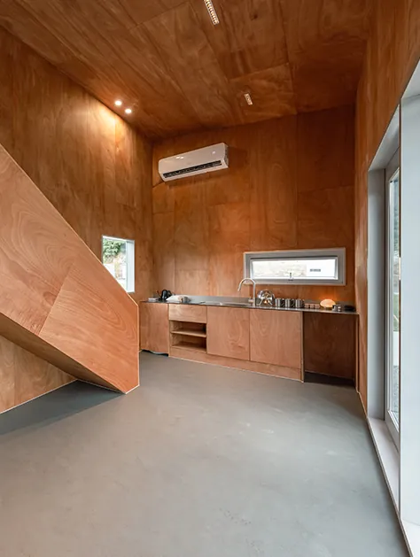 넓은 창과 주방이 있는 Cabin C