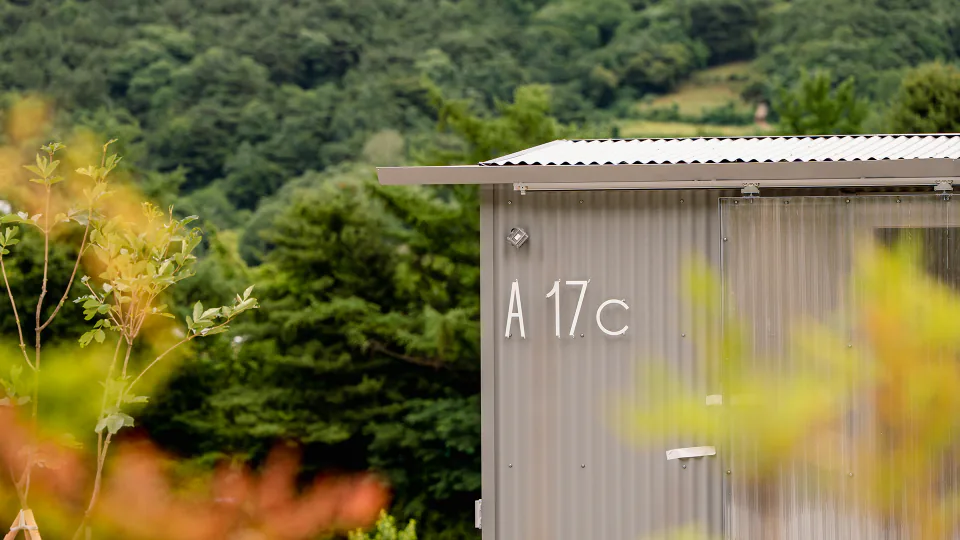따뜻한 목재로 마감된 Cabin A