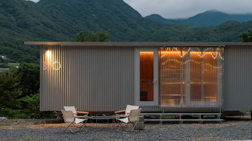 숲 앞에 놓인 Cabin B의 외관