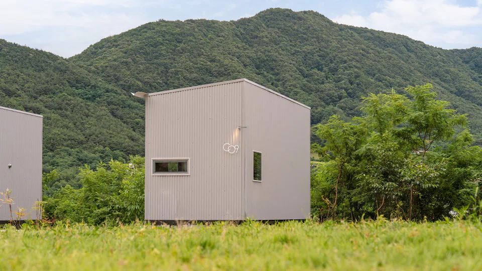 넓은 창과 주방이 있는 Cabin C